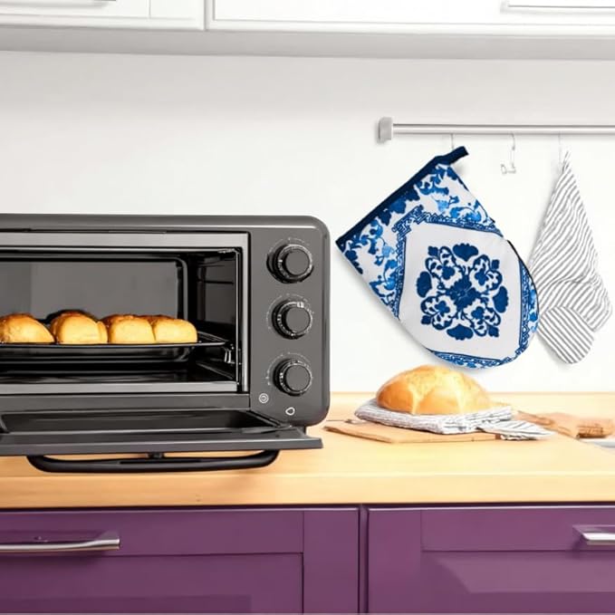 Blue and White Porcelain Pattern Oven Mitts, High Heat Resistant Kitchen Oven Gloves, Mini Silicone Oven Mitts, Non-Slip Grip Surfaces and Hanging Loop for Grilling, Baking, Cooking and Microwave
