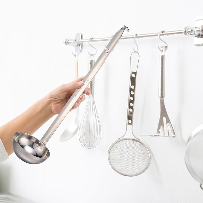 meekoo 1 Pieces Stainless Steel Ladle Soup Handle Ladle with Pouring Rim for Kitchen Cooking Soup Sauce (4 oz)