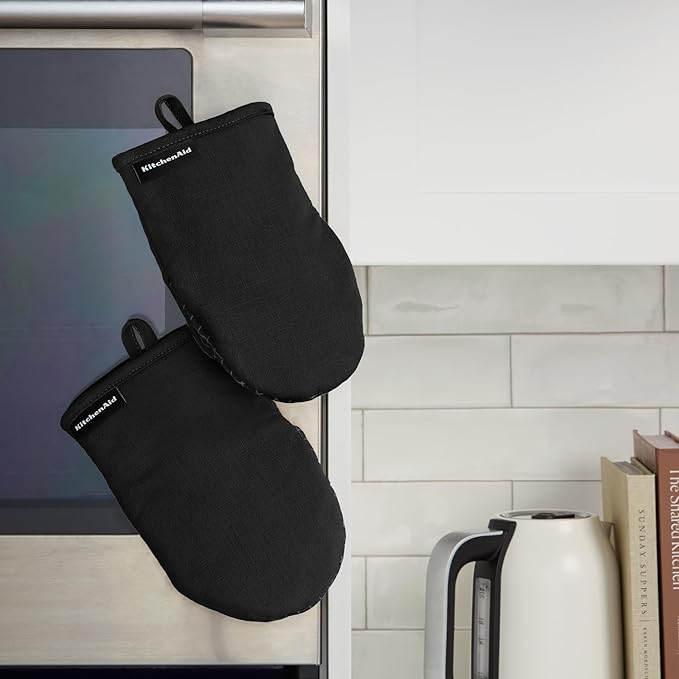 KITCHENAID Gourmet Series Gridlines Mini Oven Mitts 2-Pack Set, Heat Resistant up to 600°F, Soft Silicone Grip, Magnetic Cuff, Matte Black, 5.5"x9"