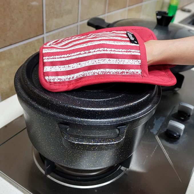 Alselo Silicone Pot Holders Set of 3 Heat Resistant & Non Slip Potholders, Professional Oven Hot Pads with Pockets Mitts for Kitchen Cooking Baking Barbecue (3, Red)