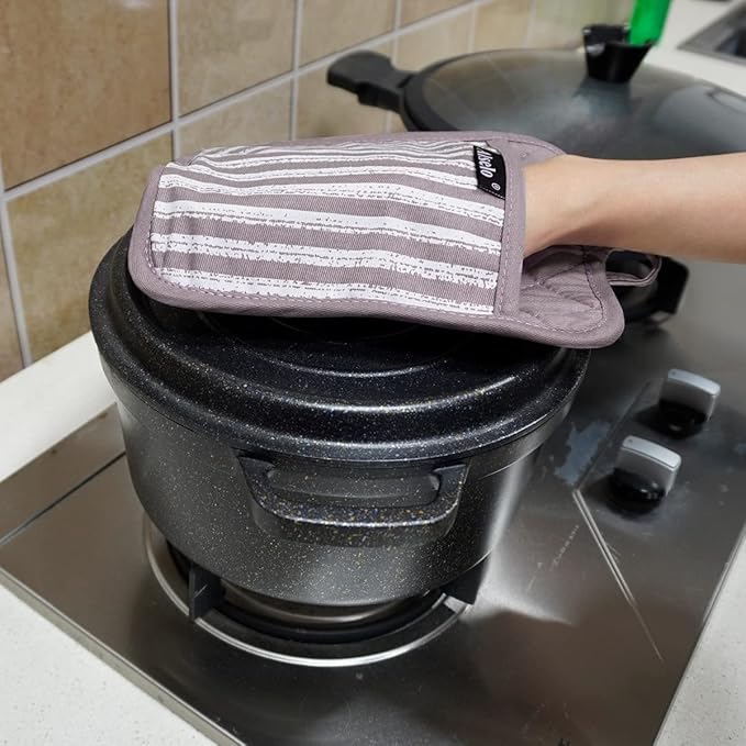 Alselo Silicone Pot Holders Set of 3 Heat Resistant & Non Slip Potholders, Professional Oven Hot Pads with Pockets Mitts for Kitchen Cooking Baking Barbecue (3, Purple)