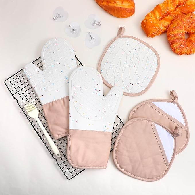 7 Pcs Kitchen Oven Mitts and Pot Holders Sets, Silicone Oven Mittens Potholders Heat Resistant 500°F Cotton Lining Non-Slip Cute Mitts with Hook Up & Oil Brush for Kitchens Cooking Baking BBQ (Cream)