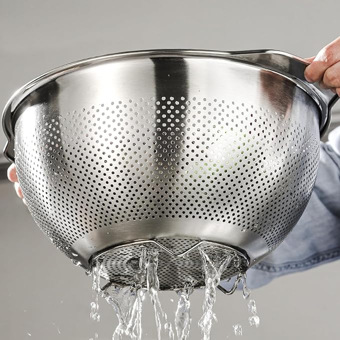 18/8 Stainless Steel Microwell Colander, 2.5QT Large Capacity with Handle Kitchen Food Strainer Basket for Washing Vegetables, Fruits, Rice, and Pasta (primary colour, 2.5QTColander+2.5QT Mixing bowl)