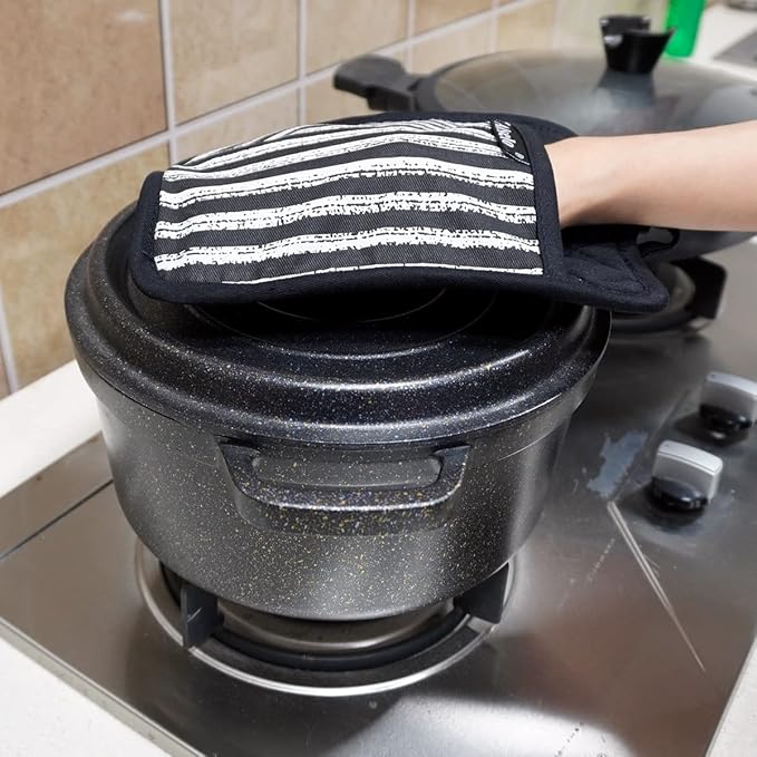 Alselo Silicone Pot Holders Set of 3 Heat Resistant & Non Slip Potholders, Professional Oven Hot Pads with Pockets Mitts for Kitchen Cooking Baking Barbecue (3, Black)