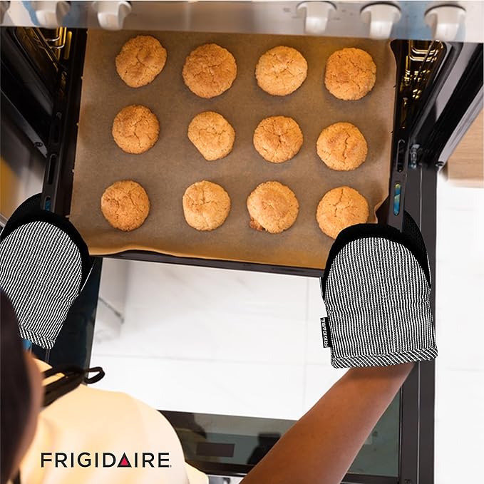 Frigidaire Layla 2-Pack Cotton and Neoprene Mini Oven Mitts, Heat Resistant, Anti-Slip, Machine Washable, 5.25" x 8", Black, Set of 2