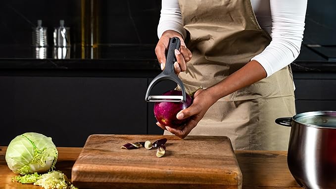 Zyliss Wide Peeler – Extra-Wide Stainless Steel Blade for Cabbage, Eggplant & Large Produce – Ergonomic Wheatstraw Handle – Safety Blade Cover – Dishwasher Safe – 5-Year Guarantee