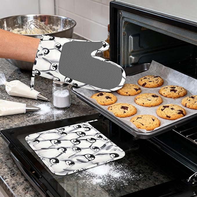 Funny Cute Penguin Heat-Resistant Silicone Oven Mitts and Pot Holder 4 Piece Set,Non-Slip Kitchen Oven Gloves for Baking, BBQ, Cooking,Grilling