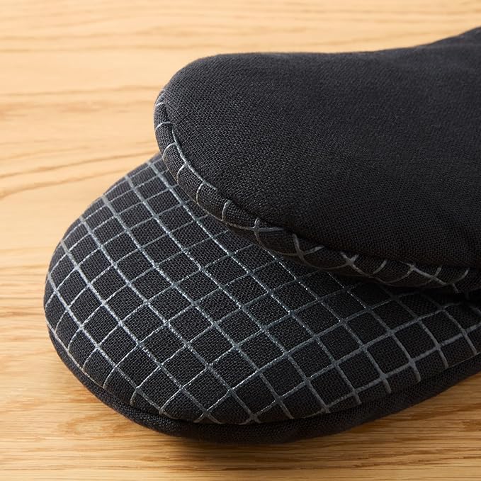 KITCHENAID Gourmet Series Gridlines Mini Oven Mitts 2-Pack Set, Heat Resistant up to 600°F, Soft Silicone Grip, Magnetic Cuff, Matte Black, 5.5"x9"