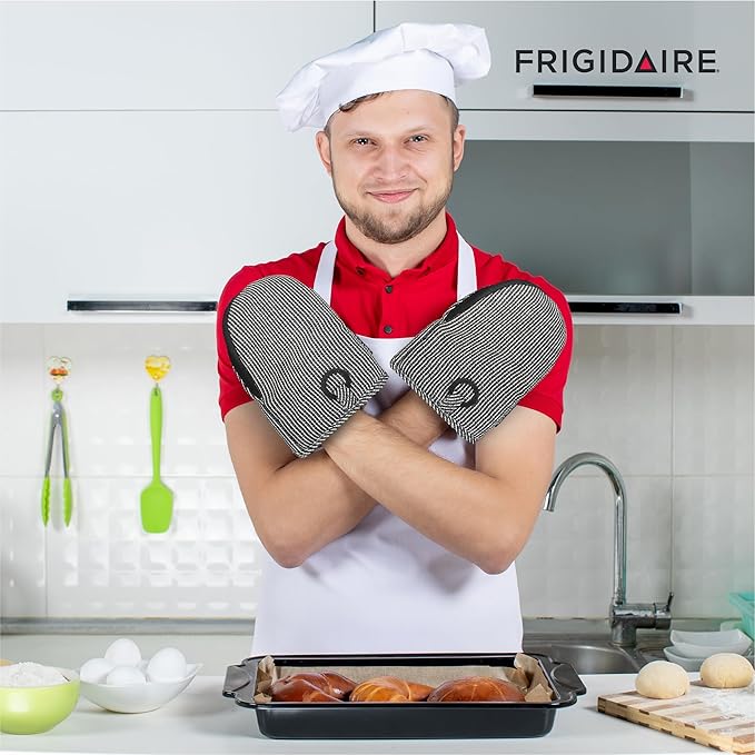 Frigidaire Layla 2-Pack Cotton and Neoprene Mini Oven Mitts, Heat Resistant, Anti-Slip, Machine Washable, 5.25" x 8", Black, Set of 2