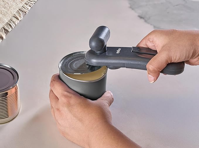 Zyliss MagiCan Manual Can Opener – Ergonomic Gray Handle with Lid-Release for Hands-Free Disposal – Stainless Steel Cutting Wheel, Compact Design, Left or Right-Hand Use – 5-Year Guarantee