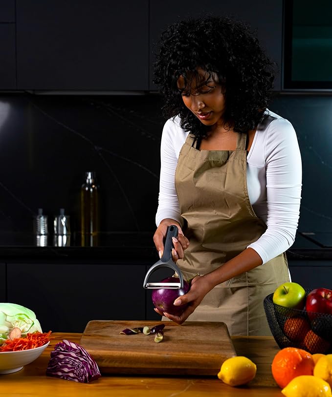 Zyliss Wide Peeler – Extra-Wide Stainless Steel Blade for Cabbage, Eggplant & Large Produce – Ergonomic Wheatstraw Handle – Safety Blade Cover – Dishwasher Safe – 5-Year Guarantee