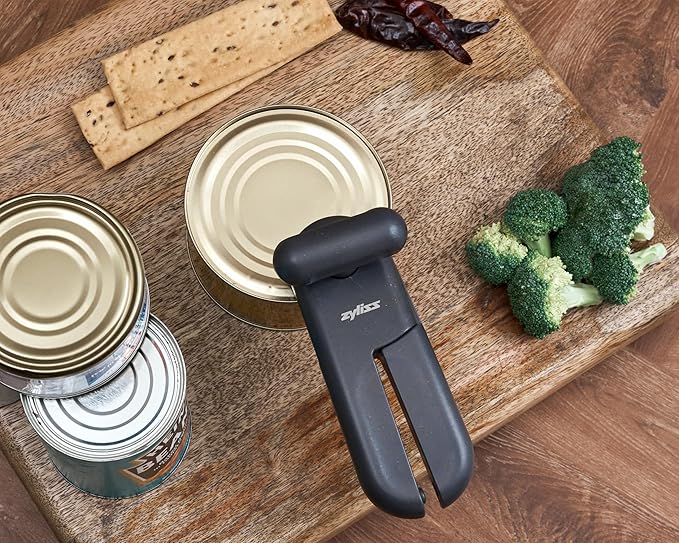Zyliss MagiCan Manual Can Opener – Ergonomic Gray Handle with Lid-Release for Hands-Free Disposal – Stainless Steel Cutting Wheel, Compact Design, Left or Right-Hand Use – 5-Year Guarantee