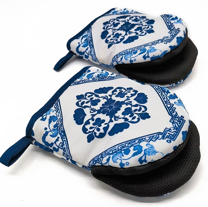 Blue and White Porcelain Pattern Oven Mitts, High Heat Resistant Kitchen Oven Gloves, Mini Silicone Oven Mitts, Non-Slip Grip Surfaces and Hanging Loop for Grilling, Baking, Cooking and Microwave